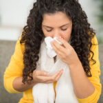 नाक से खून आना: ऐसा क्यों होता है और इसका इलाज कैसे करें?