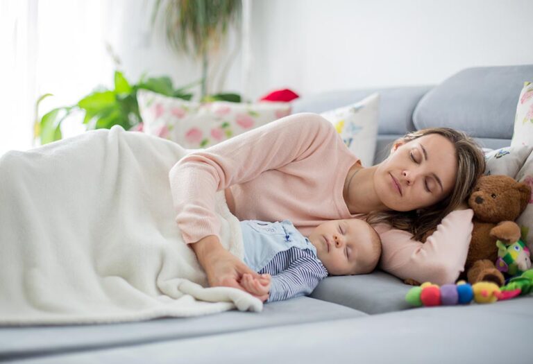 Co Sleeping Benefits: पैरेंट्स के साथ सोने से शिशु को मिलते हैं कई फायदे, जानें