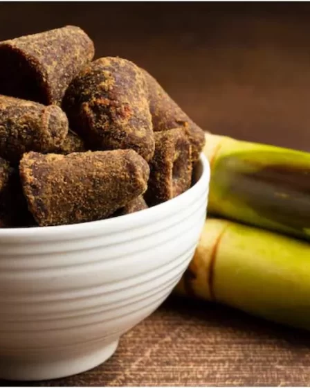 सर्दी में बीमार होने से बचने के लिए खाएं मसाला गुड़, जानें रेसिपी और फायदे