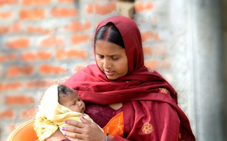 पहली सर्दी शिशु की सेहत को कर सकती है खराब, इन 10 तरीकों से रखें उनका ख्याल